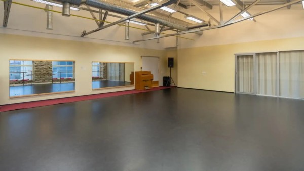 Peeglite ja tantsupõrandaga suur saal